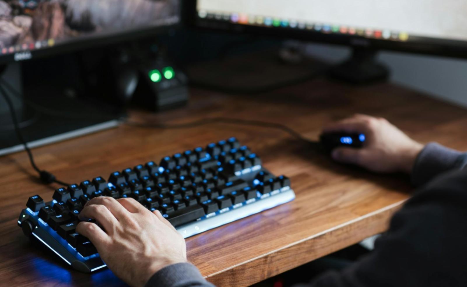 Gruppe von Studenten arbeitet gemeinsam an IT-Projekten